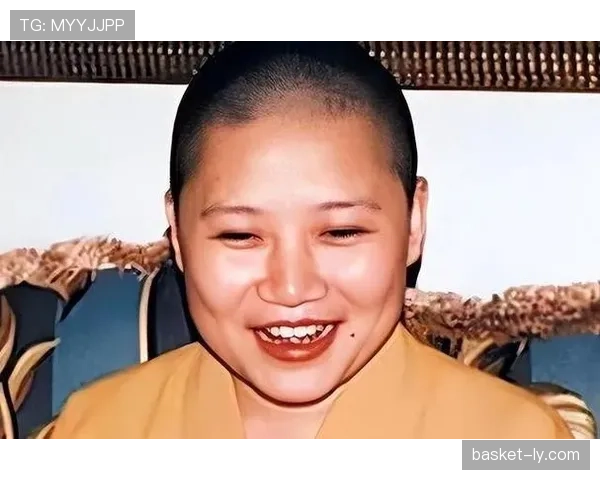 李娜家里早餐摆设比我整个月工资还讲究，茶杯那排看着就心慌